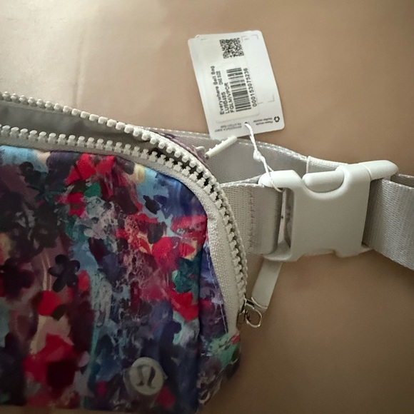 NWT Lululemon belt bag - Picture 2 of 4